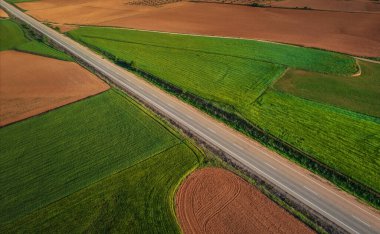 Tarlaların havadan görünüşü. Otoyol arama yolları ve çizgilerinin İHA görüntüsü.