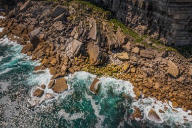 Su kayaları eziyor, saf güzellik. Asterian kıyıları yaz boyunca insansız hava aracıyla ele geçirildi. Kayalıkları ve suyu olan uçurumlar.