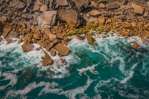 水压碎了岩石 纯洁的美 机敏的海岸被无人驾驶飞机捕获 岩石和水的悬崖 — 图库照片