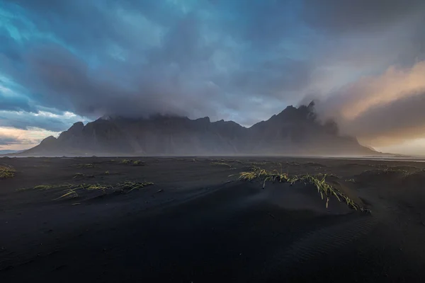 Расположенная Подножия Вестрахорна Гора Состоящая Темной Скалы Острых Пиков Один — стоковое фото