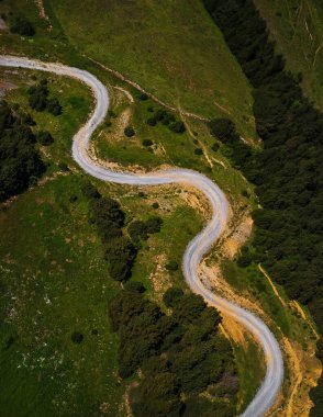 Tarlaların havadan görünüşü. Otoyol arama yolları ve çizgilerinin İHA görüntüsü.