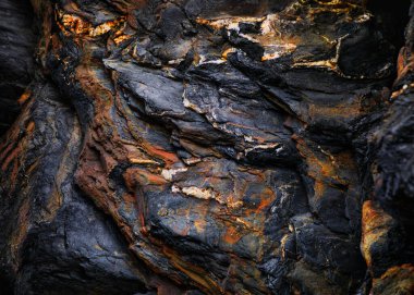 Kayalardaki su erozyonu, dokular ve desenler Asturian plajlarındaki taşlarda oluşmuş. Kuzey İspanya, Asturias 'taki Campiecho plajı..