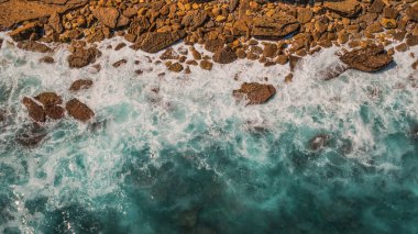 Su kayaları eziyor, saf güzellik. Asterian kıyıları yaz boyunca insansız hava aracıyla ele geçirildi. Kayalıkları ve suyu olan uçurumlar.