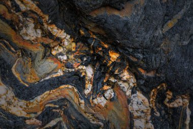 Kayalardaki su erozyonu, dokular ve desenler Asturian plajlarındaki taşlarda oluşmuş. Kuzey İspanya, Asturias 'taki Campiecho plajı..