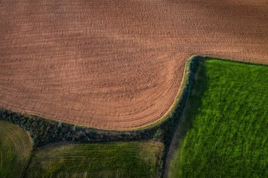 Tarlaların havadan görünüşü. Otoyol arama yolları ve çizgilerinin İHA görüntüsü.