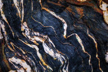 Kayalardaki su erozyonu, dokular ve desenler Asturian plajlarındaki taşlarda oluşmuş. Kuzey İspanya, Asturias 'taki Campiecho plajı..