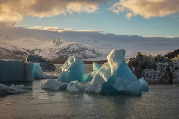 Lagoas Glaciares Brilhantes Cheias Icebergs Oferecem Local Cativante Para Olhos — Fotografia de Stock