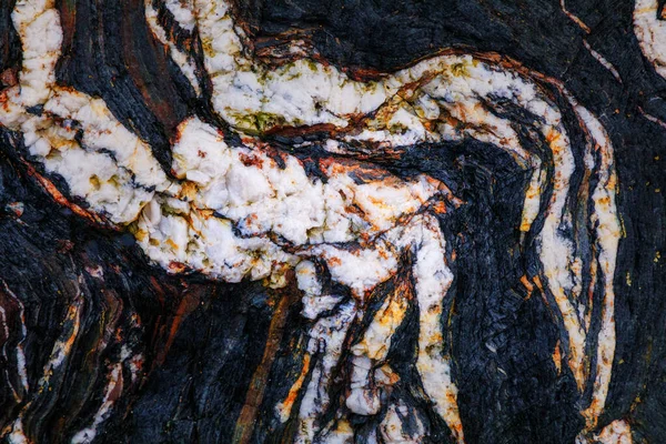 Kayalardaki su erozyonu, dokular ve desenler Asturian plajlarındaki taşlarda oluşmuş. Kuzey İspanya, Asturias 'taki Campiecho plajı..