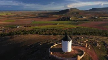 17. yüzyılın başlarında Miguel de Cervantes 'in yazdığı Don Kişot adlı romanda kuleleri devlerle karıştırdı ve özellikle unutulmaz bir sahnede onlarla kavga etti..