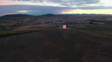 17. yüzyılın başlarında Miguel de Cervantes 'in yazdığı Don Kişot adlı romanda kuleleri devlerle karıştırdı ve özellikle unutulmaz bir sahnede onlarla kavga etti..