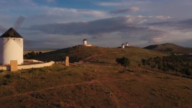 17. yüzyılın başlarında Miguel de Cervantes 'in yazdığı Don Kişot adlı romanda kuleleri devlerle karıştırdı ve özellikle unutulmaz bir sahnede onlarla kavga etti..