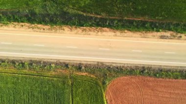 Tarlaların havadan görünüşü. Otoyol arama yolları ve çizgilerinin İHA görüntüsü.