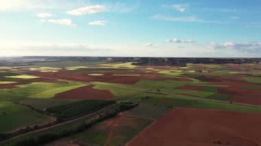 Tarlaların havadan görünüşü. Otoyol arama yolları ve çizgilerinin İHA görüntüsü.
