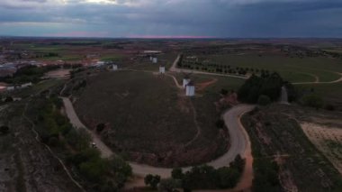 17. yüzyılın başlarında Miguel de Cervantes 'in yazdığı Don Kişot adlı romanda kuleleri devlerle karıştırdı ve özellikle unutulmaz bir sahnede onlarla kavga etti..