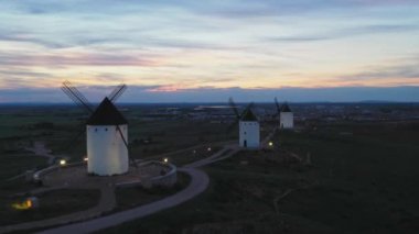 17. yüzyılın başlarında Miguel de Cervantes 'in yazdığı Don Kişot adlı romanda kuleleri devlerle karıştırdı ve özellikle unutulmaz bir sahnede onlarla kavga etti..