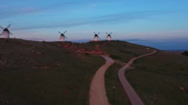 17. yüzyılın başlarında Miguel de Cervantes 'in yazdığı Don Kişot adlı romanda kuleleri devlerle karıştırdı ve özellikle unutulmaz bir sahnede onlarla kavga etti..