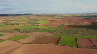 Tarlaların havadan görünüşü. Otoyol arama yolları ve çizgilerinin İHA görüntüsü.