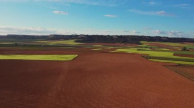 Tarlaların havadan görünüşü. Otoyol arama yolları ve çizgilerinin İHA görüntüsü.