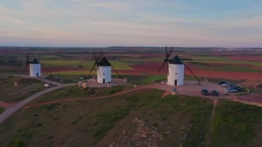 17. yüzyılın başlarında Miguel de Cervantes 'in yazdığı Don Kişot adlı romanda kuleleri devlerle karıştırdı ve özellikle unutulmaz bir sahnede onlarla kavga etti..