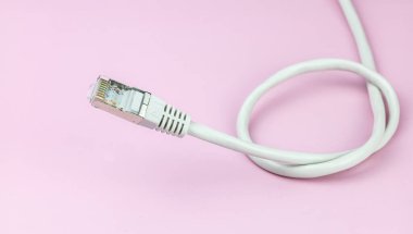 ethernet ağ kablosu rj 45, renk arkaplanı üzerinde izole