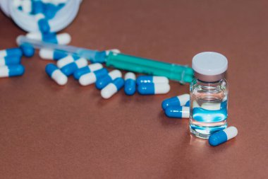 İğneli şırınga, şişe ve steroidli haplar. Spor konseptinde yasadışı doping