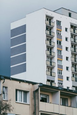 Yenilenmiş konut kulesi bloğu ve öndeki eski komünist bloğu