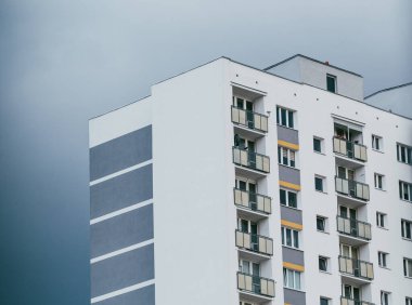 Yenilenmiş bina bloğu. Eski komünist blok bloğu