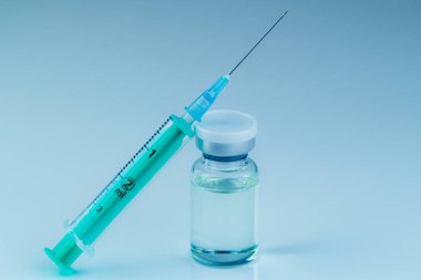 İğneli şırınga, şişe ve steroidli haplar. Spor konseptinde yasadışı doping
