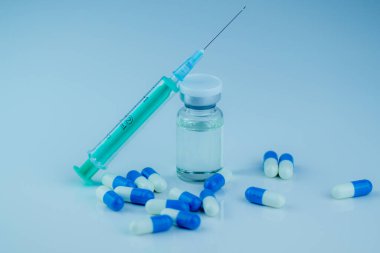 İğneli şırınga, şişe ve steroidli haplar. Spor konseptinde yasadışı doping