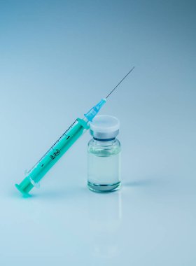 İğneli şırınga, şişe ve steroidli haplar. Spor konseptinde yasadışı doping