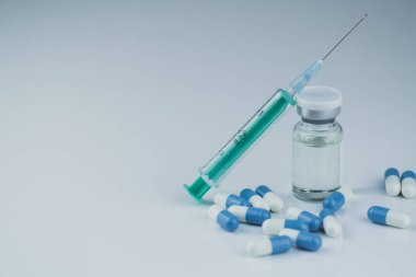 İğneli şırınga, şişe ve steroidli haplar. Spor konseptinde yasadışı doping