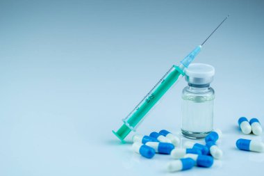 İğneli şırınga, şişe ve steroidli haplar. Spor konseptinde yasadışı doping