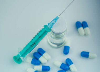 İğneli şırınga, şişe ve steroidli haplar. Spor konseptinde yasadışı doping