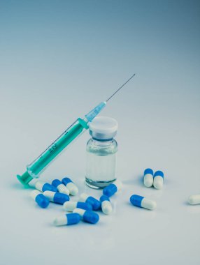 İğneli şırınga, şişe ve steroidli haplar. Spor konseptinde yasadışı doping