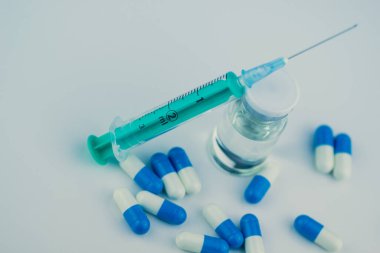 İğneli şırınga, şişe ve steroidli haplar. Spor konseptinde yasadışı doping