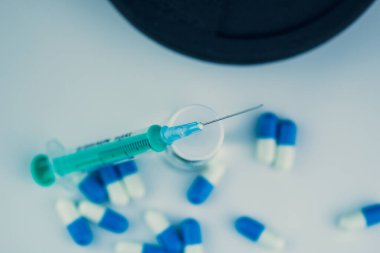 Dambıllar, iğneli şırınga, haplar ve steroidli şişe. Spor konseptinde yasadışı doping