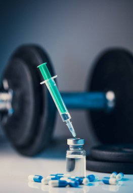 İğneli şırınga, şişe ve steroidli haplar. Spor konseptinde yasadışı doping