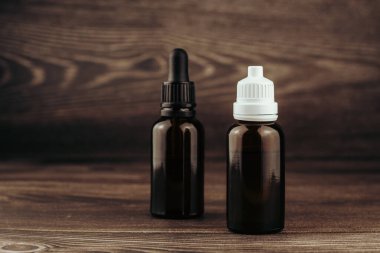 temel yağ, cbd yağı veya organik kozmetik kahverengi pipette cam şişe.