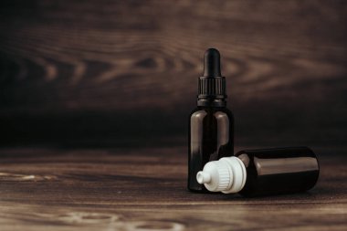 temel yağ, cbd yağı veya organik kozmetik kahverengi pipette cam şişe.