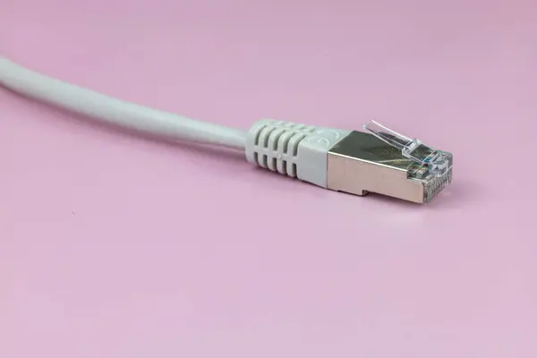 ethernet ağ kablosu rj 45, renk arkaplanı üzerinde izole