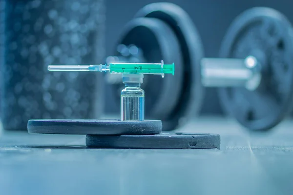 Dambıllar, şırınga, şişe ve steroidli haplar. Spor konseptinde yasadışı doping