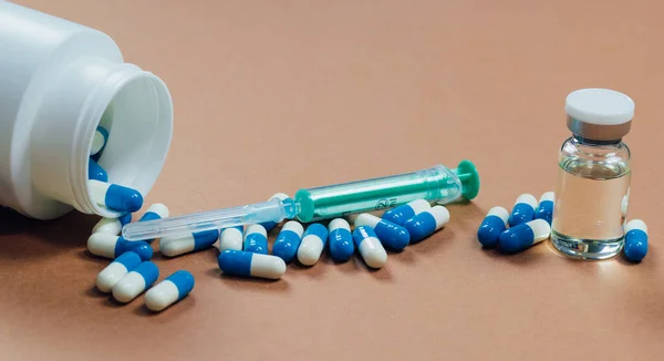 İğneli şırınga, haplar ve steroidli şişe. Spor konseptinde yasadışı doping