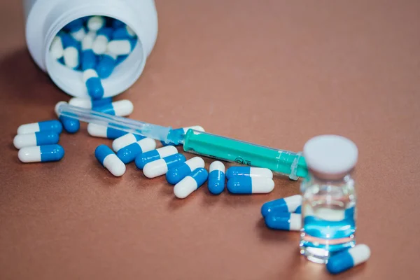 İğneli şırınga, şişe ve steroidli haplar. Spor konseptinde yasadışı doping
