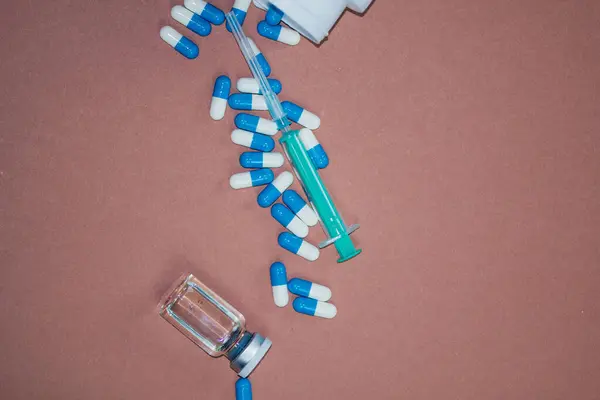 İğneli şırınga, şişe ve steroidli haplar. Spor konseptinde yasadışı doping