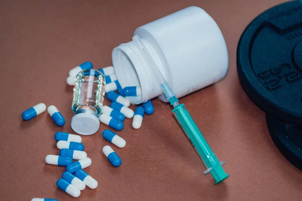 İğneli şırınga, şişe ve steroidli haplar. Spor konseptinde yasadışı doping