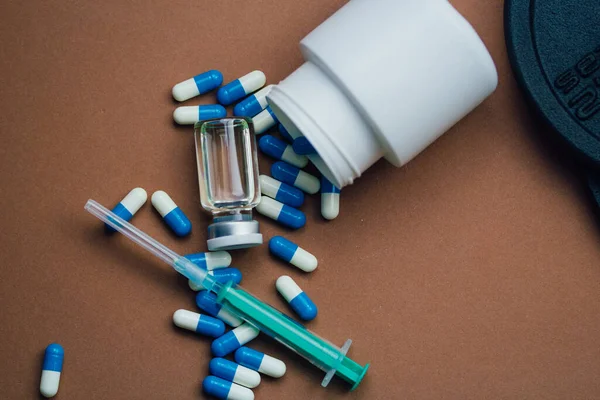İğneli şırınga, şişe ve steroidli haplar. Spor konseptinde yasadışı doping