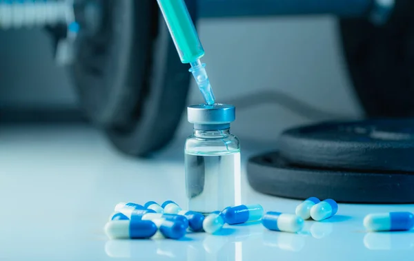 Dambıllar, şırınga, şişe ve steroidli haplar. Spor konseptinde yasadışı doping