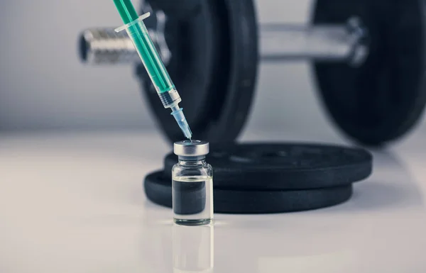 Dambıl, iğneli şırınga, haplar ve steroidli şişe spor konseptinde yasadışı doping. kilo vermek ya da kas yapmak.