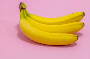 Renk arkaplan üzerinde muz demeti