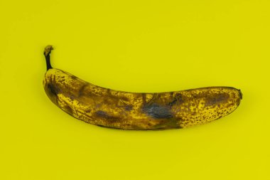 olgun, çürük muz sarısı arka planda 